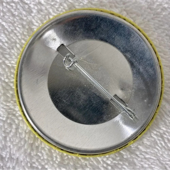 Vintage West Edmonton Mall  World Waterpark Yellow Get Set To Get Wet Pin - Picture 2 of 6